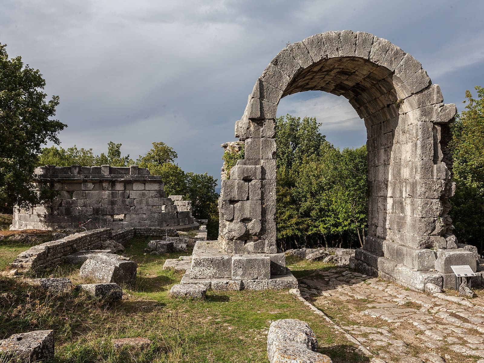 Carsulae_-_Arco_di_San_Damiano